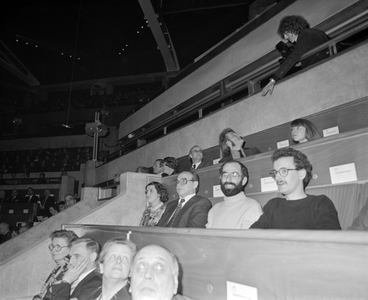 880315 Afbeelding van de tribune in de grote zaal van het Muziekcentrum Vredenburg te Utrecht, met genodigden, ...